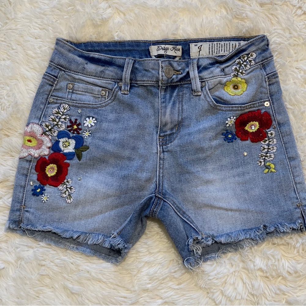 Indigo Rein Light Blue Denim Shorts with Floral Design 26" waist Small - Picture 2 of 8